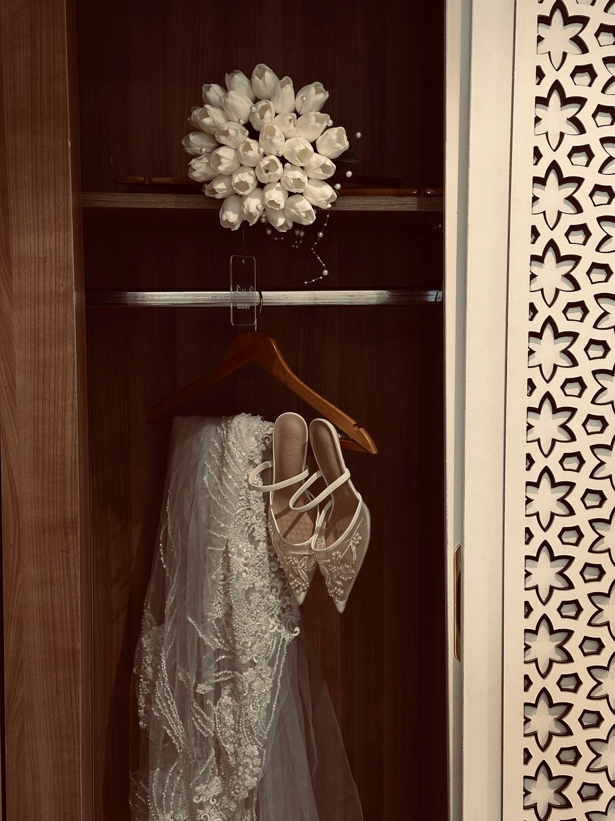پێڵاو، ڤێل و گوڵبەندی بووک لە ناو کۆمۆدێکی دار